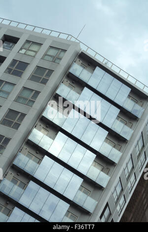 Un balcon d'angle avec couvercle en verre sur un immeuble moderne Banque D'Images