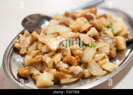 Oignons poulet cajou plats chinois sur un plat en métal Banque D'Images