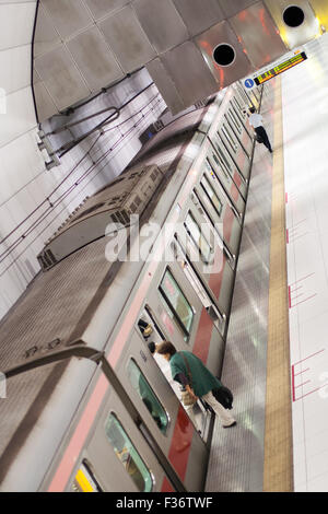 Métro Train vu de dessus avec le chef de la marche d'embarquement des passagers avant et Banque D'Images