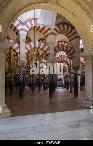 Cordoue, Espagne - 27 septembre, 2015 : Intérieur de Mezquita-Catedral, une mosquée islamique médiéval qui a été transformé en un Cathol Banque D'Images
