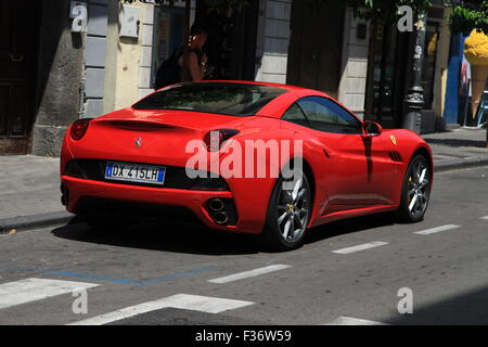 Cabriolet à toit rigide Ferrari California-avant la mi-montée à injection directe essence 4,3 litres V8 à l'arrière du véhicule Banque D'Images