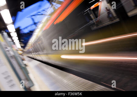 L'exposition longue métro flou en train avec des lumières Banque D'Images