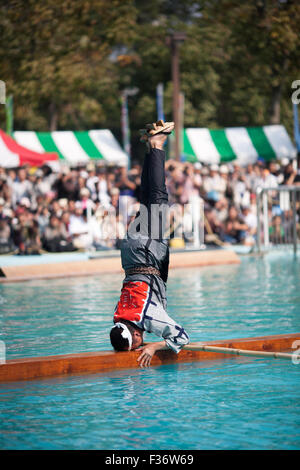 Yukata japonais traditionnel en équilibre sur bûche carrée sur l'eau Banque D'Images