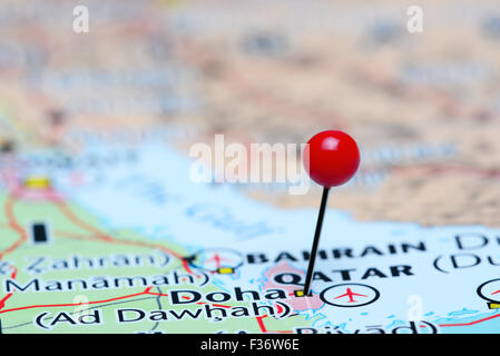 Le tombé sur Doha sur une carte de l'Asie Banque D'Images