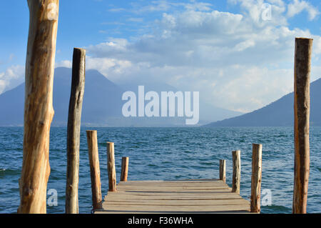 Bateau à quai d'un petit village de San Marcos sur le lac Atitlan au Guatemala avec les volcans sur l'arrière-plan Banque D'Images