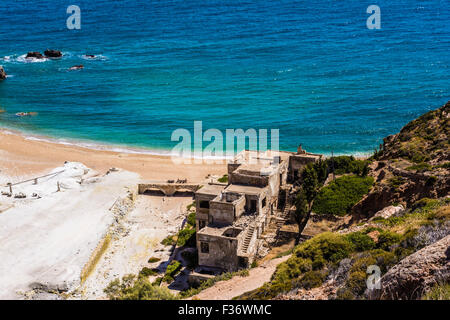 Plage Près de mines de soufre abandonnées à l'île de Milos, Cyclades, Grèce Banque D'Images