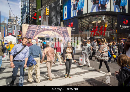 Les piétons traversent la 42e Rue dans Times Square à New York lors d'une "meilleure de France' festival le Dimanche, Septembre 27, 2015. (© Richard B. Levine) Banque D'Images