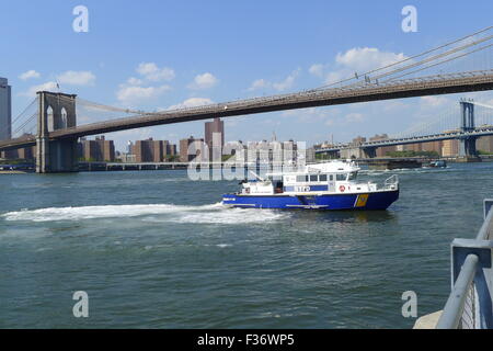 Bateau de patrouille de la police de New York sur l'East River Banque D'Images