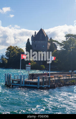 Approche d'Yvoire sur le ferry à Nyon, sur le lac léman Banque D'Images