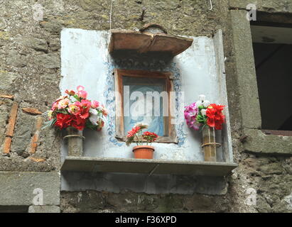 Vierge Marie et l'enfant Jésus tableau sur un mur d'une petite ville en Italie Banque D'Images