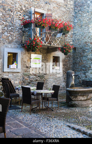 Petite cour dans le village médiéval d'Yvoire, haute savoie, france Banque D'Images