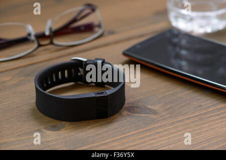 Appareil portable, wirst type watch Sports Tracker et smart phone sur une planche en bois Banque D'Images
