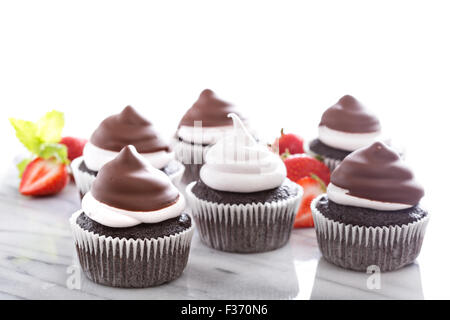 La meringue chocolat cupcakes avec glaçage au chocolat et fraises Banque D'Images