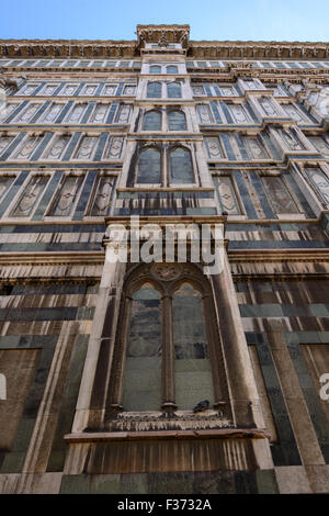 Dans l'image une vue de bas en haut à la verticale de la cathédrale de Florence Banque D'Images