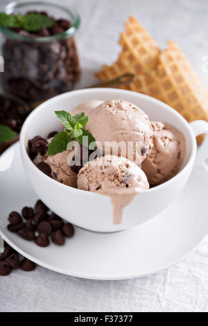 Grande tasse avec boules de crème glacée au chocolat mascarpone café Banque D'Images