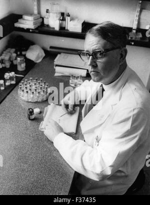 21 décembre 1955 - Nouveau traitement donne de l'espoir aux femmes sans enfant Un nouveau traitement donne de l'espoir pour les femmes qui veulent un bébé de leur propre, a été mis au point par le Dr Carl Gemzell, 50 ans, ancien professeur de l'hôpital Caroline à Stockholm. Les deux premières des six femmes compte tenu du nouveau traitement ont tous deux eu des jumeaux. Les hormones sont administrés par injection. Le traitement dure un mois. Le Dr Gemzell décrit le cas de Mère no. 2, qui n'a pas été en mesure d'avoir un bébé pendant ses sept ans de mariage. Le traitement a commencé en janvier de l'année dernière lorsque le patient a reçu des hormones pour dix jours, puis dix jours de s Banque D'Images
