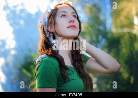 Belle jeune fille aux yeux bleus regardant le ciel Banque D'Images