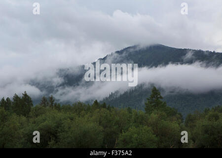 Storm clouds over Chuya ridge de montagnes de l'Altaï. Banque D'Images