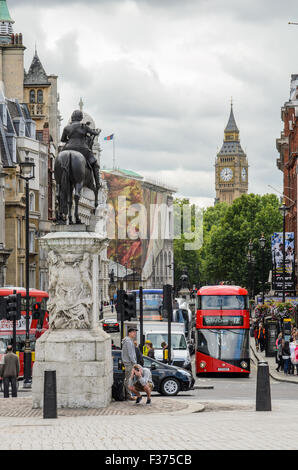 Un bus de Londres, Trafalgar Square et Big Ben / chambres du Parlement à Londres Banque D'Images