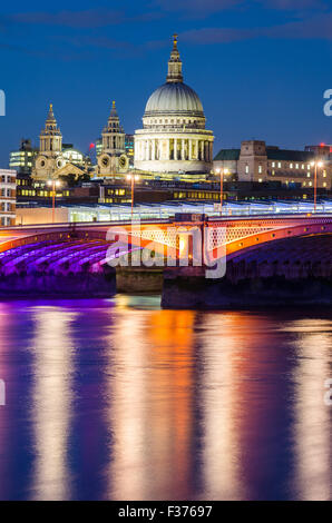 La Cathédrale St Paul et Blackfriars Bridge à Londres Banque D'Images