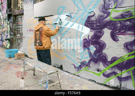 Artiste au travail à cinq Pointz à Long Island City, New York, 2012. Banque D'Images