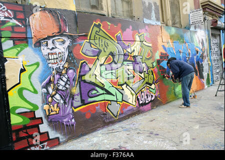 Artiste au travail à cinq Pointz à Long Island City, New York, 2012. Banque D'Images