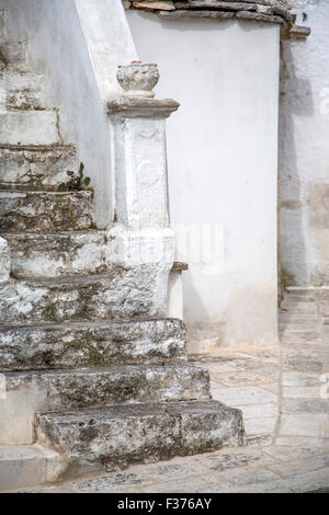 Vieux escaliers en pierre à Alberobello, Italie Banque D'Images