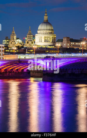 La Cathédrale St Paul et Blackfriars Bridge à Londres Banque D'Images