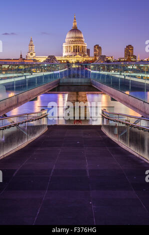 La Cathédrale St Paul et le Millennium Bridge à Londres Banque D'Images