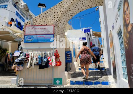 Les touristes en se promenant dans les rues étroites dans Fira Santorini Grèce Banque D'Images