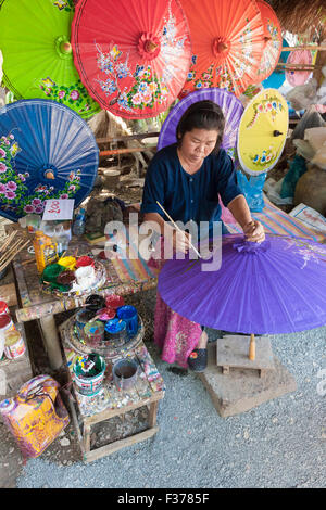 Parasols à la peinture village parapluie Bo Sang, Thaïlande Banque D'Images