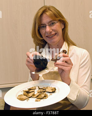 Exclusif : Sabine Hoernicke expert Truffe pose avec des plats préparés avec des truffes et dérivés à l'Ecole de cuisine équipée à Cologne. Sabine Hoernicke la truffe donne chien formation séminaire 'Recherche de truffes avec les chiens". Le but du séminaire est pour le propriétaire du chien d'être en mesure de localiser les zones où les truffes poussent dans n'importe quel environnement. Le chien apprend à détecter l'odeur des truffes pour identifier l'emplacement exact d'une truffe mûre. Photo : Horst Ossinger/dpa Banque D'Images