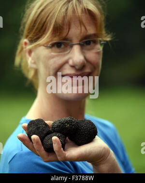 Exclusif : Sabine Hoernicke expert Truffe pose avec une truffe à une forêt à Bonn (Allemagne), de l'Allemagne. Sabine Hoernicke la truffe donne chien formation séminaire 'Recherche de truffes avec les chiens". Le but du séminaire est pour le propriétaire du chien d'être en mesure de localiser les zones où les truffes poussent dans n'importe quel environnement. Le chien apprend à détecter l'odeur des truffes pour identifier l'emplacement exact d'une truffe mûre. Photo : Horst Ossinger/dpa Banque D'Images