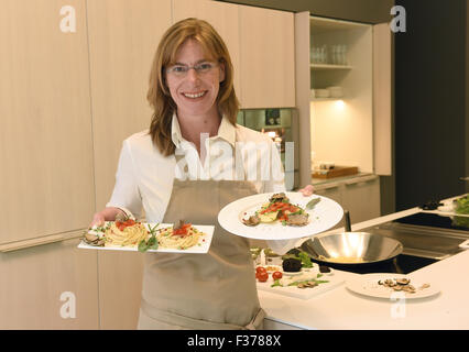 Exclusif : Sabine Hoernicke expert Truffe pose avec des plats préparés avec des truffes et dérivés à l'Ecole de cuisine équipée à Cologne. Sabine Hoernicke la truffe donne chien formation séminaire 'Recherche de truffes avec les chiens". Le but du séminaire est pour le propriétaire du chien d'être en mesure de localiser les zones où les truffes poussent dans n'importe quel environnement. Le chien apprend à détecter l'odeur des truffes pour identifier l'emplacement exact d'une truffe mûre. Photo : Horst Ossinger/dpa Banque D'Images