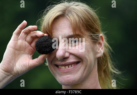 Exclusif : Sabine Hoernicke expert Truffe pose avec une truffe à une forêt à Bonn (Allemagne), de l'Allemagne. Sabine Hoernicke la truffe donne chien formation séminaire 'Recherche de truffes avec les chiens". Le but du séminaire est pour le propriétaire du chien d'être en mesure de localiser les zones où les truffes poussent dans n'importe quel environnement. Le chien apprend à détecter l'odeur des truffes pour identifier l'emplacement exact d'une truffe mûre. Photo : Horst Ossinger/dpa Banque D'Images