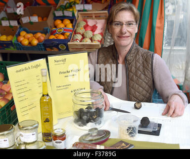 Exclusif : Sabine Hoernicke expert Truffe pose avec truffes et produits à un marché aux truffes à Rodenkirchen (Nordrhein-Westfalen). Sabine Hoernicke la truffe donne chien formation séminaire 'Recherche de truffes avec les chiens". Le but du séminaire est pour le propriétaire du chien d'être en mesure de localiser les zones où les truffes poussent dans n'importe quel environnement. Le chien apprend à détecter l'odeur des truffes pour identifier l'emplacement exact d'une truffe mûre. Photo : Horst Ossinger/dpa Banque D'Images