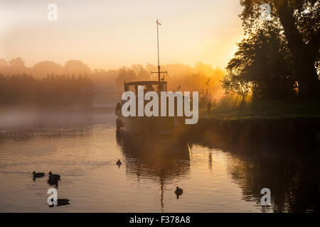 Lever de soleil sur le canal d'automne à Rufford, Burscough, Lancashire, Royaume-Uni Météo. Brumeux, brumeux, soleil nuages brumeux septembre matin à Fettlers Wharf Marina qui est situé dans le village historique de Rufford près de Rufford vieux hall. Fettlers Wharf & Scarabisbrick Marina sont tous deux situés dans le nord-ouest de l'Angleterre, le long du canal de Leeds Liverpool, avec des amarrages pour 100 bateaux d'une longueur maximale de 60 pieds, et pouvant accueillir des bateaux à faisceau étroit et large ainsi que des croiseurs de canal. Banque D'Images