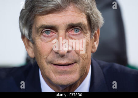 Moenchengladbach, Allemagne. Sep 30, 2015. L'entraîneur-chef de Manchester Manuel Pellegrini avant la Ligue des Champions du groupe D match de foot entre Borussia Moenchengladbach et Manchester City au Borussia Moenchengladbach en parc, l'Allemagne, le 30 septembre 2015. Photo : Marius Becker/dpa/Alamy Live News Banque D'Images