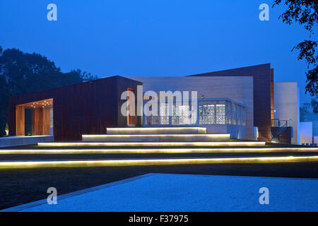 Vue extérieure globale au crépuscule. Chambre 4, New Delhi, Delhi, Inde. Architecte : Morphogenèse, 2015. Banque D'Images