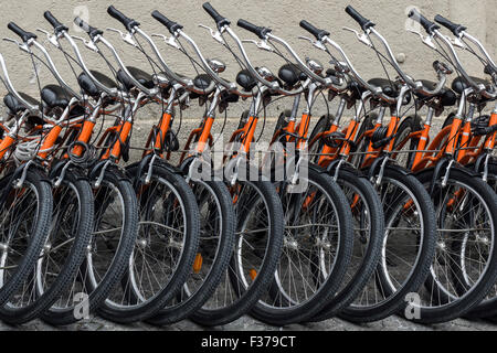 Motos, bicyclettes, alignés dans une rangée, Munich, Bavière, Allemagne Banque D'Images
