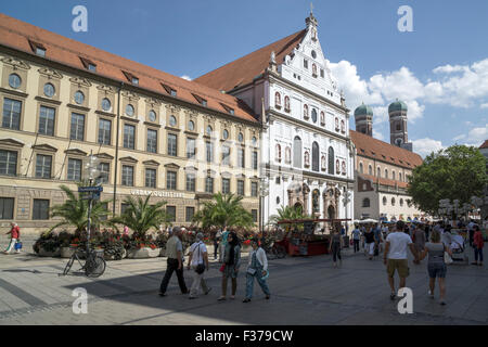 Zone piétonne, Neuhauser Straße avec l'Église, en forme d'oignon coupoles de l'église Notre Dame derrière, Munich Banque D'Images