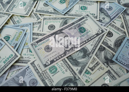 Billets à cinq et cent USD Banque D'Images
