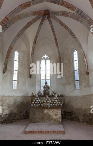 Ossuaire ou charnier de l'église fortifiée de Saint Michel, l'autel avec des crânes et des ossements, Schädelpietà, Weisskirchen Banque D'Images