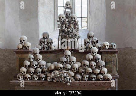 Autel avec crâne et os, Schädelpietà, ossuaire ou charnier de l'église fortifiée Saint Michel, Weißenkirchen, Wachau Banque D'Images