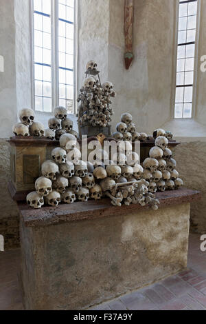 Autel avec crâne et os, Schädelpietà, ossuaire ou charnier de l'église fortifiée Saint Michel, Weißenkirchen, Wachau Banque D'Images