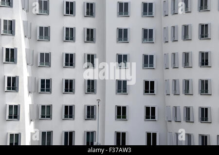 La façade de l'immeuble de grande hauteur, des fenêtres, des bâtiments Gehry dans le MedienHafen, Düsseldorf, Rhénanie du Nord-Westphalie, Allemagne Banque D'Images