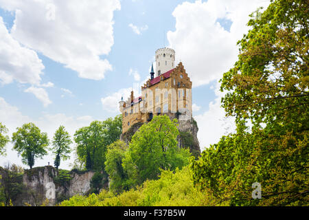 Château de Lichtenstein en haut de la falaise de roche Banque D'Images