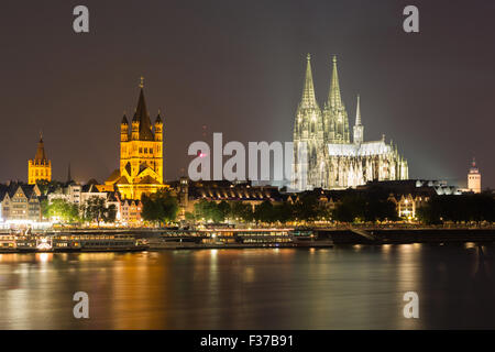 Panorama de la ville de Cologne la nuit, la cathédrale, l'Orchestre Philharmonique, Eglise Grand St-martin, à l'Hôtel de Ville, Colonius, Rhin, Cologne Banque D'Images