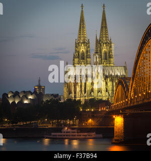 La cathédrale de Cologne, au crépuscule, Philharmonie, Pont Hohenzollern, Rhin, Cologne, Rhénanie du Nord-Westphalie, Allemagne Banque D'Images