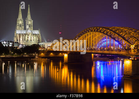 La cathédrale de Cologne de nuit avec, Colonius, Philharmonie, Pont Hohenzollern, Rhin, Cologne, Rhénanie du Nord-Westphalie, Allemagne Banque D'Images